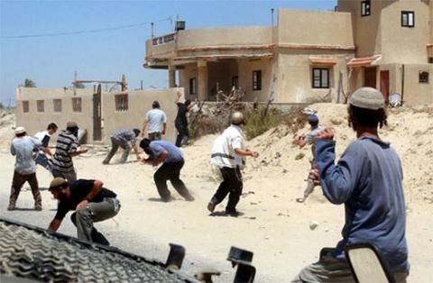 رشق منازل الفلسطينيين بالحجارة واعتقال مواطن بعد ضربه في الخليل